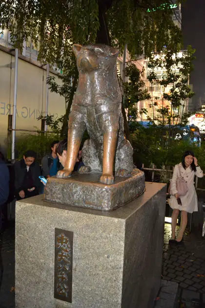 Статуята на кучето „Хачико“