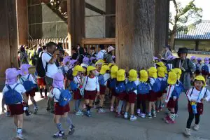 Деца в храма Тодайджи в Нара