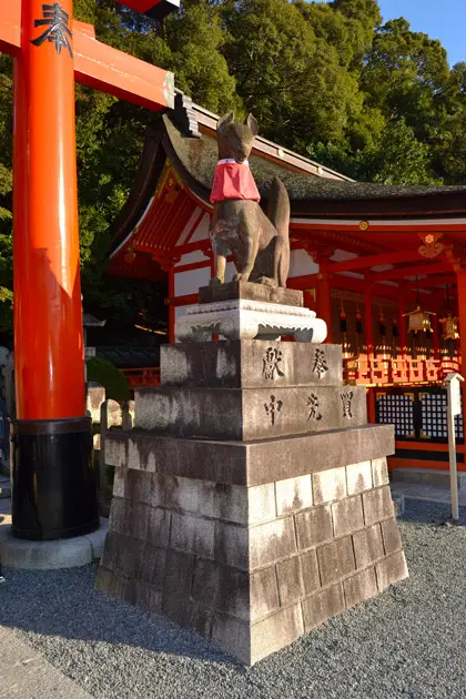 Статуя на лисица в светилището Фушими Инари