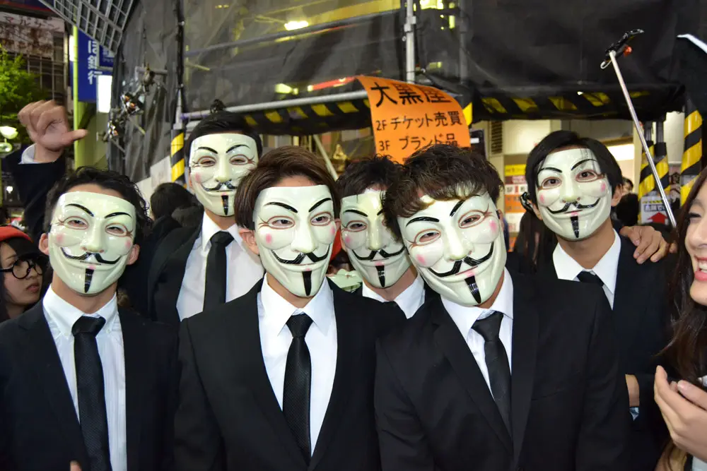 Мъже с маски на Гай Фокс в Токио