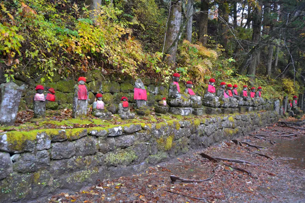 Каменните фигури на Бодхисатва Джизо в Нико, Япония