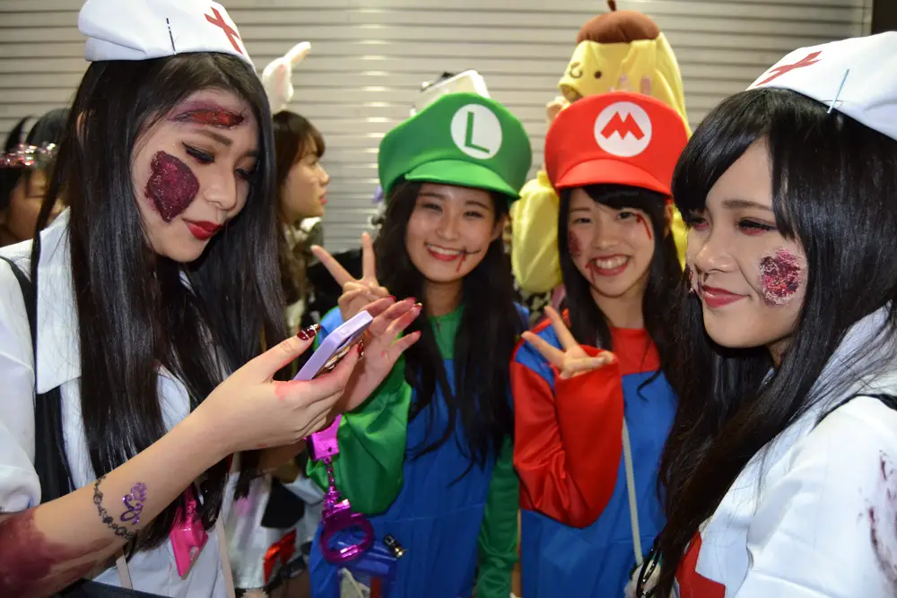 Момичета с костюми на Марио и Луиджи