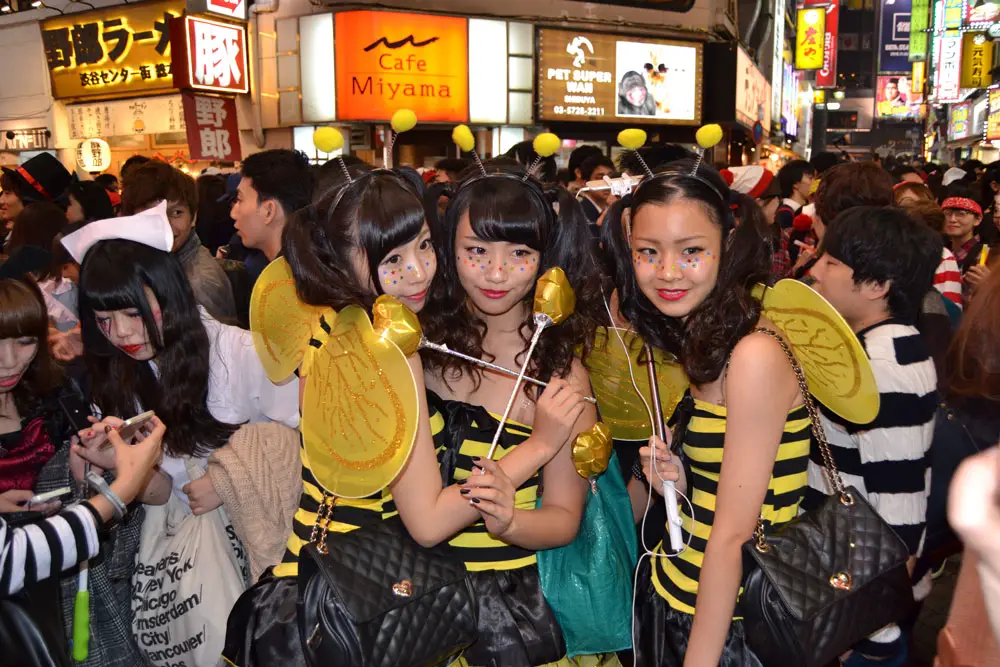 Момичета с костюми като пчеличката Мая