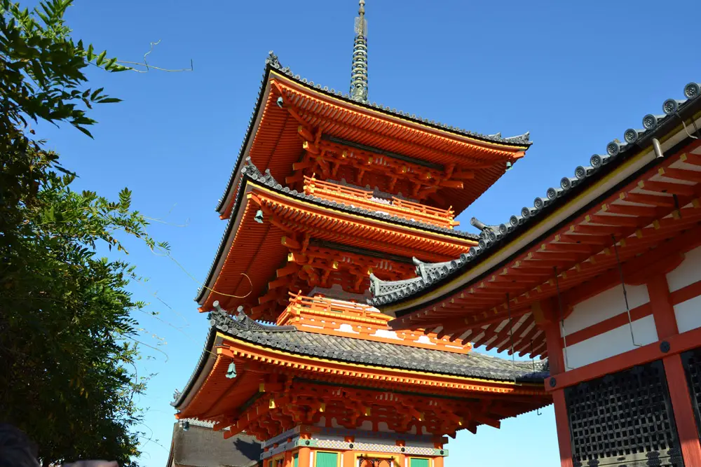 Пагода в храмовия комплекс Кийомидзудера в Киото