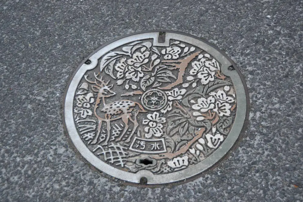 Капак за канализационна шахта в Нара