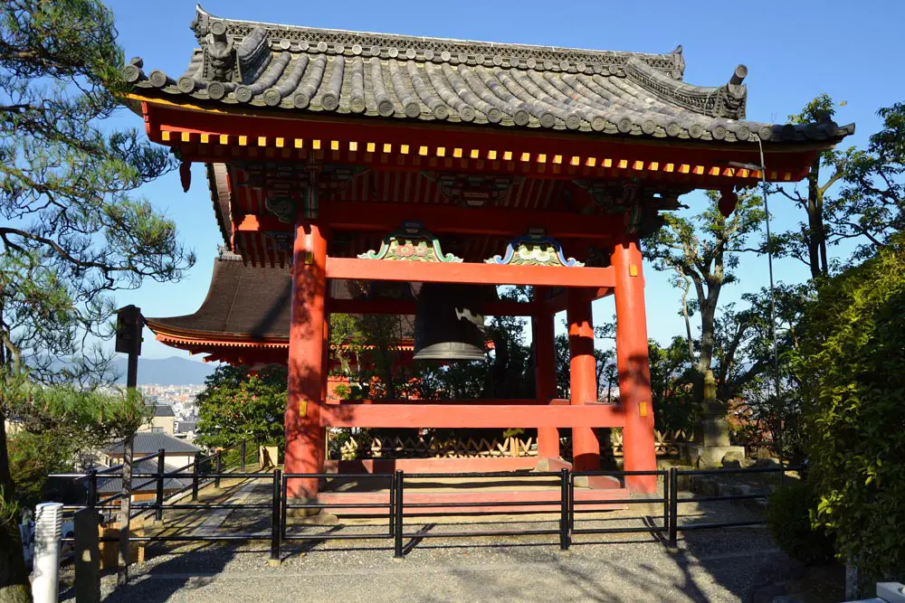 Камбанарията в храмовия комплекс Кийомидзудера в Киото