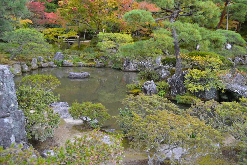 Градината с езерцето в комплекса Гинкаку-джи