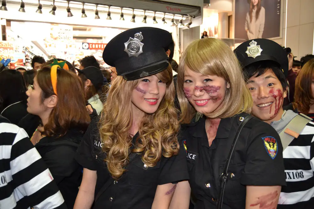 Момичета с полицейски униформи за празника Хелоуин