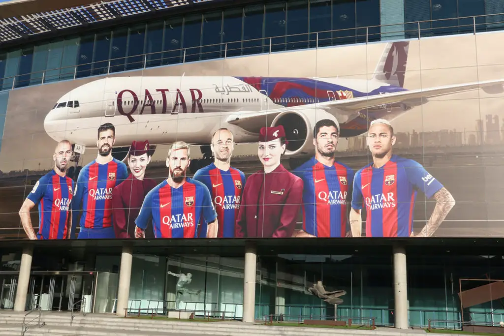 Реклама на Qatar Airways в Барселона