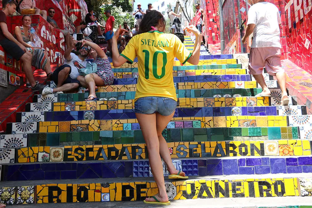 Светлана Димитрова на стълбите Селарон в Рио де Жанейро, Бразилия
