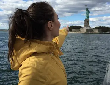 Светлана пред Статуята на свободата в Ню Йорк, САЩ