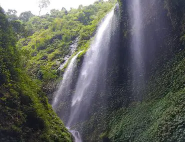 Водопадът Мадакарипура в Индонезия