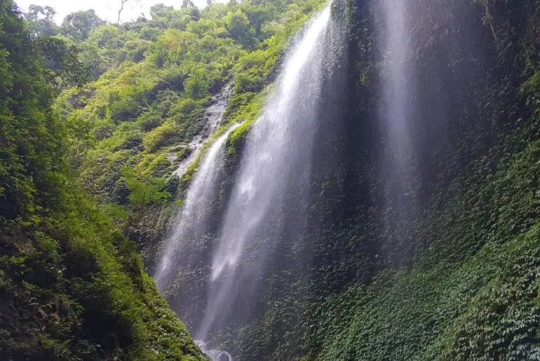 Водопадът Мадакарипура в Индонезия