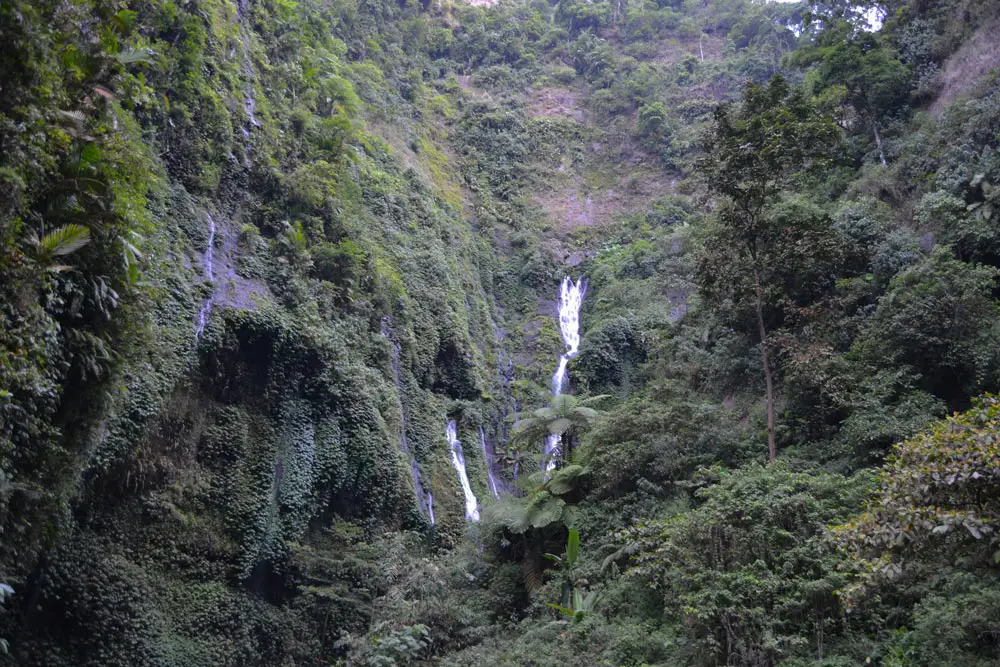 Водопад Мадакарипура в Индонезия