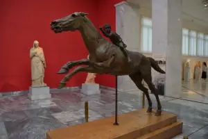 Бронзова статуя на кон и млад жокей