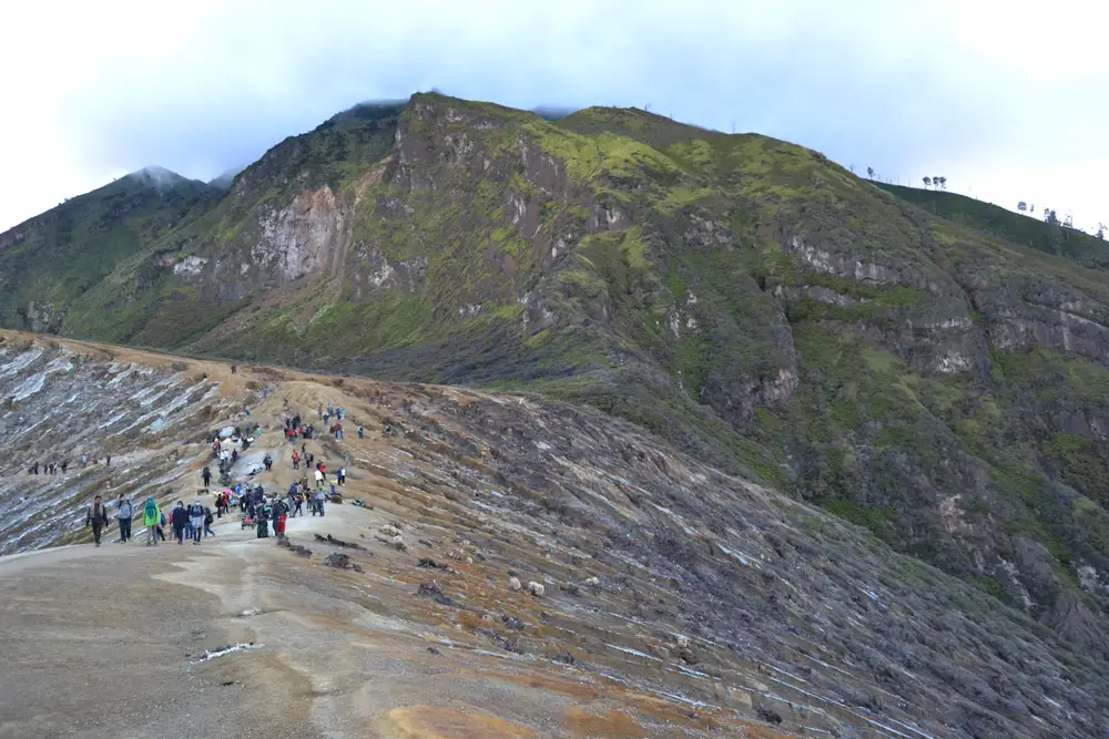 Пътеката към кратера на вулкана