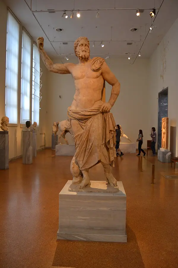 Статуя на Посейдон