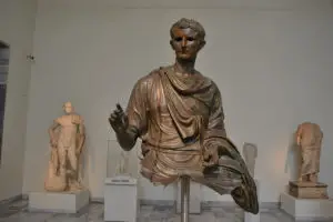 Статуя на император Октавиан Август
