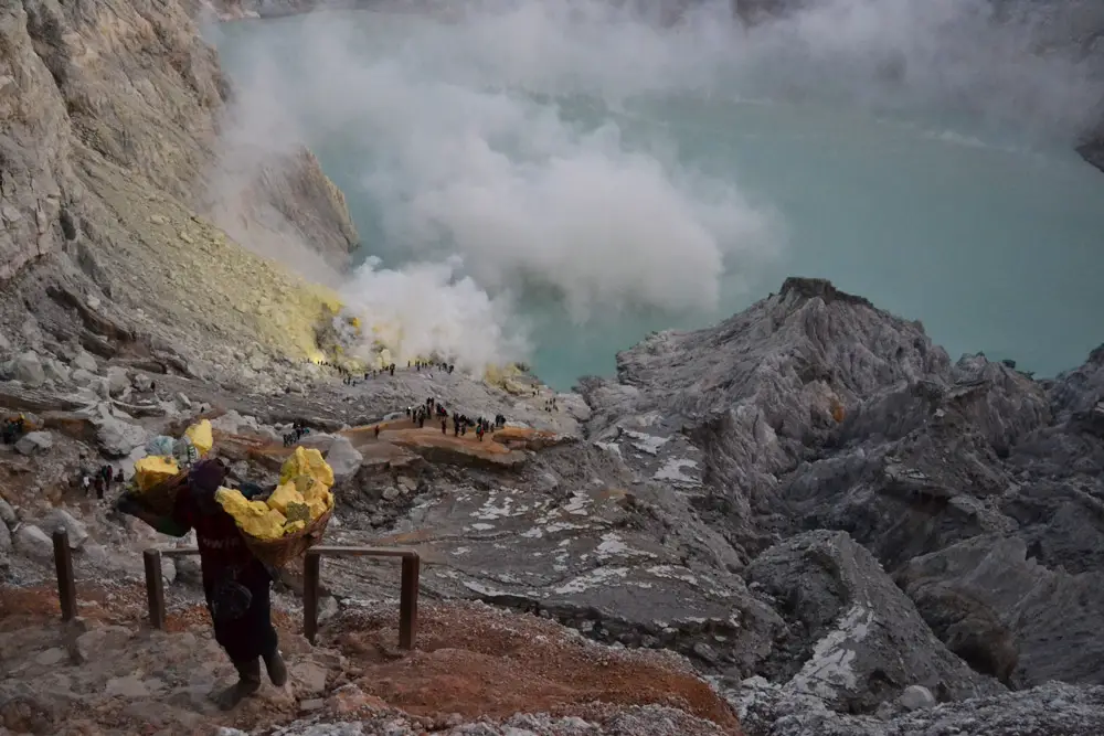 Миньор мъкне сяра от вулкана Иджен
