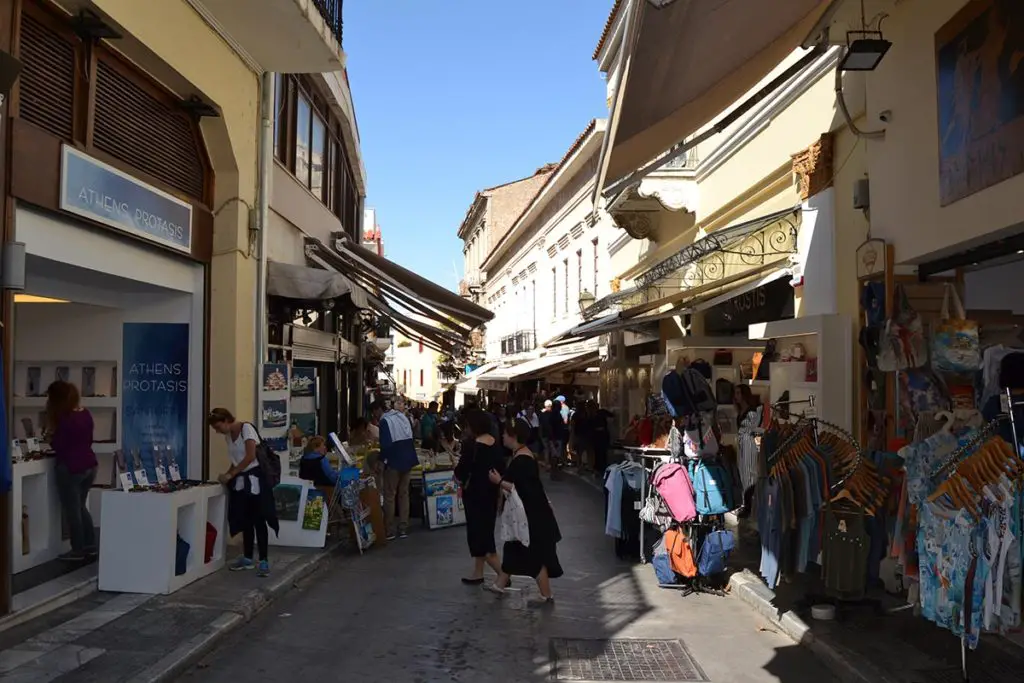Търговска улица в района на Плака, Атина