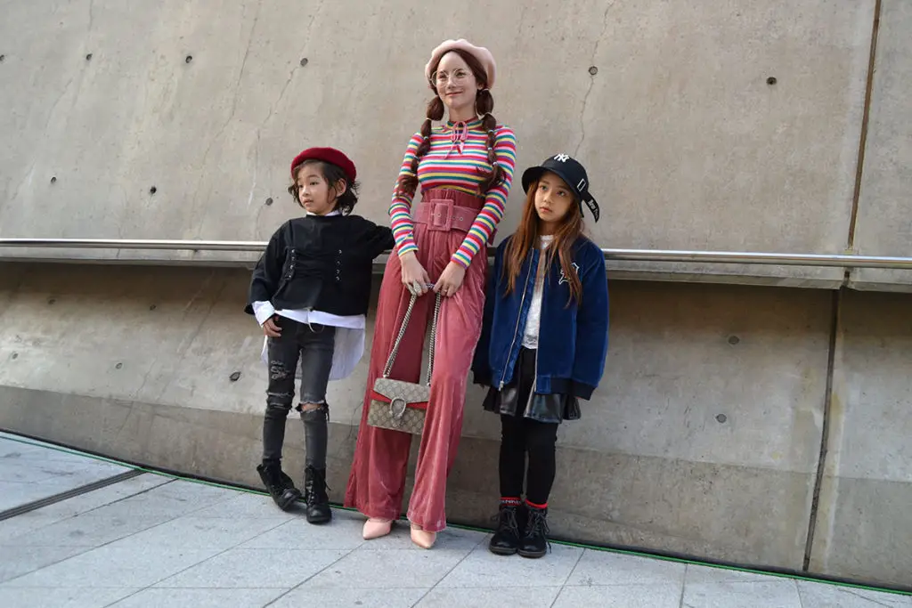 Деца позират пред Донгдемун Дизайн Плаза в Сеул
