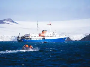 Кораб в Антарктида