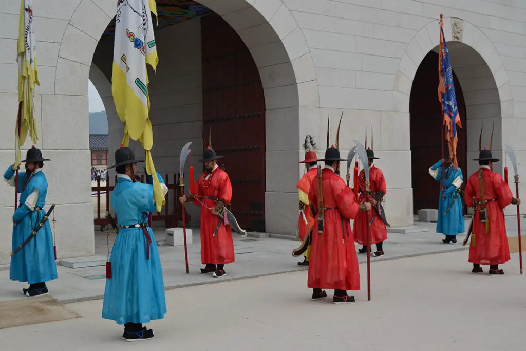Церемония по смяна на охраната в двореца Кьонбоккун