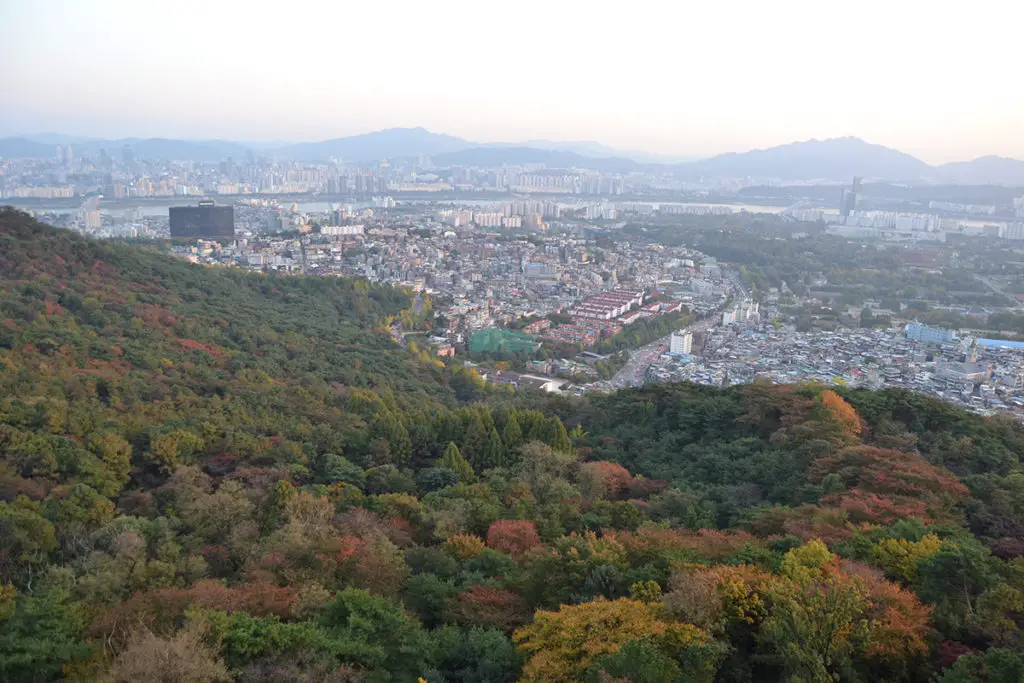 Гледка от дървената платформа на Сеулската телевизионна кула
