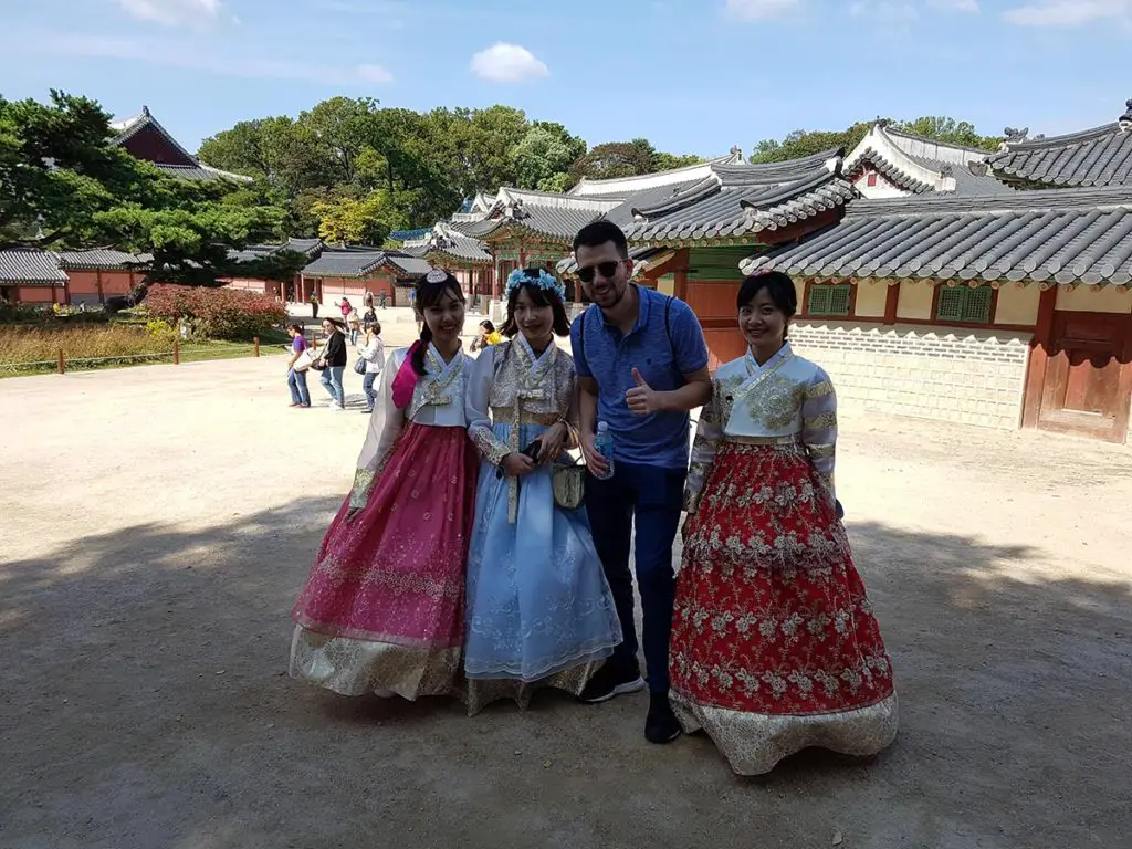Момичета с ханбок в двореца Changdeokgung в Сеул