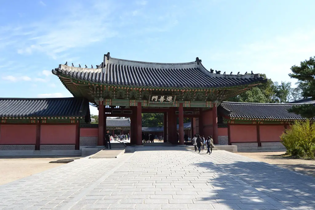 Портата Джинсеонмун в двореца Чандоккун в Сеул 