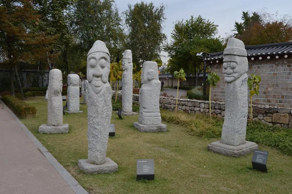 Korean stone statues 