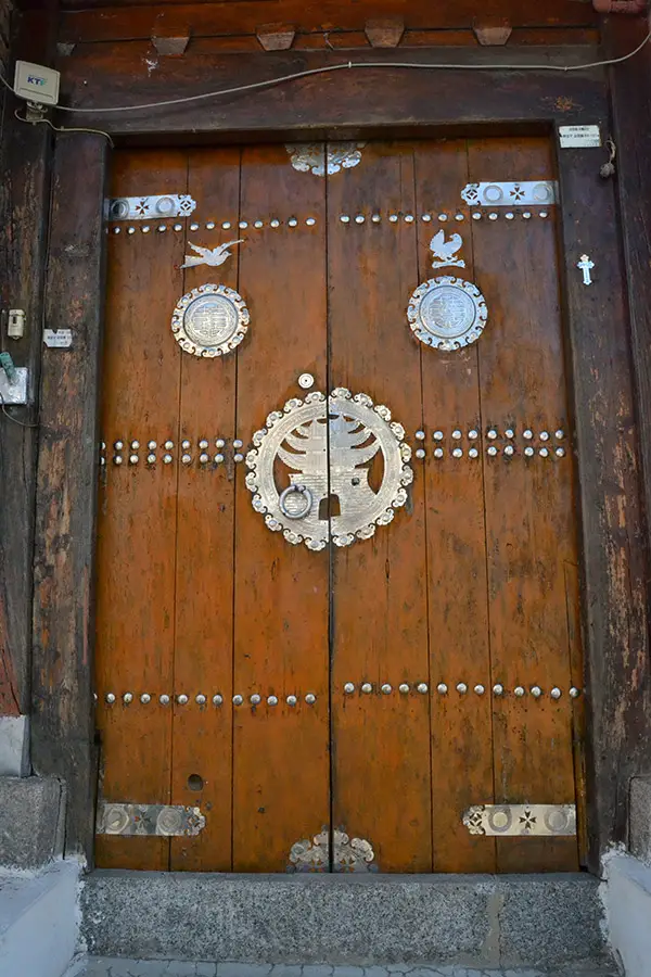 A traditional, old Korean gate in Seoul