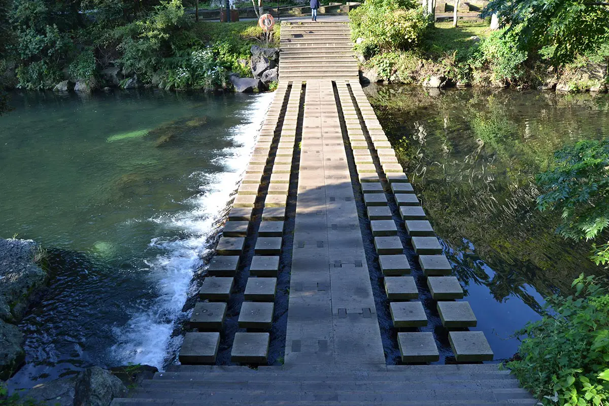 Каменният мост към водопада Ченджион