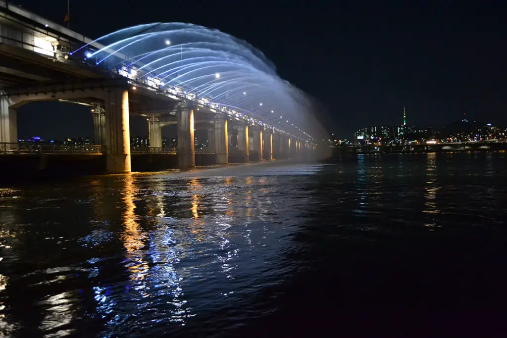 Banpo Bridge and the Statues of the Gwanghwamun Square