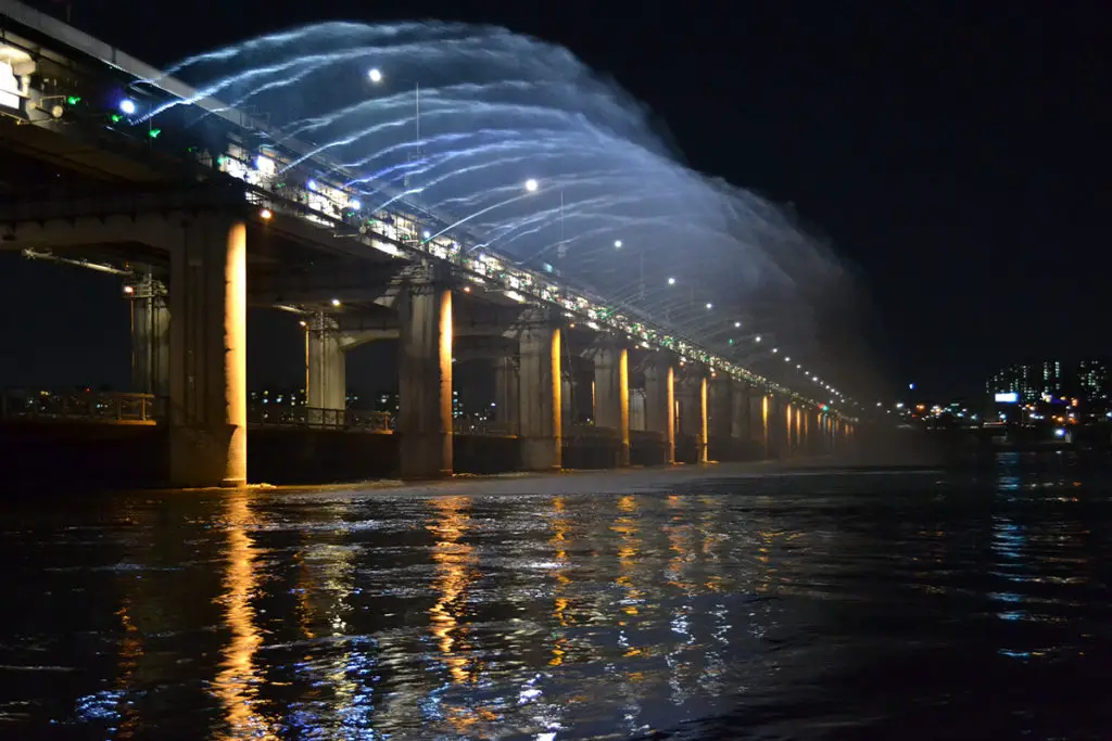 Мостът Банпо - фонтанът на дъгата в Сеул