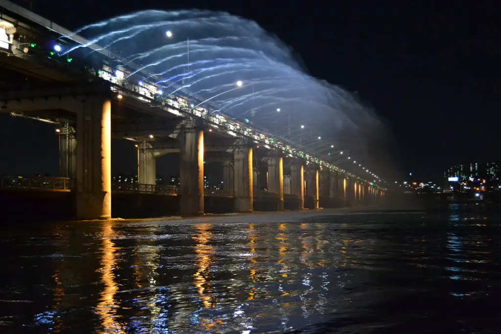 Banpo Bridge Rainbow Fountain in Seoul