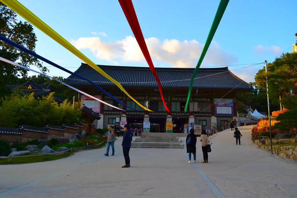 Павилионът на Дхарма в храма Бонгеунса в Сеул