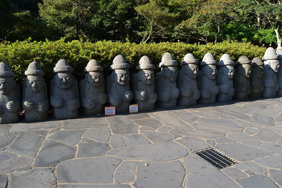 Скалните статуи Толхарубан
