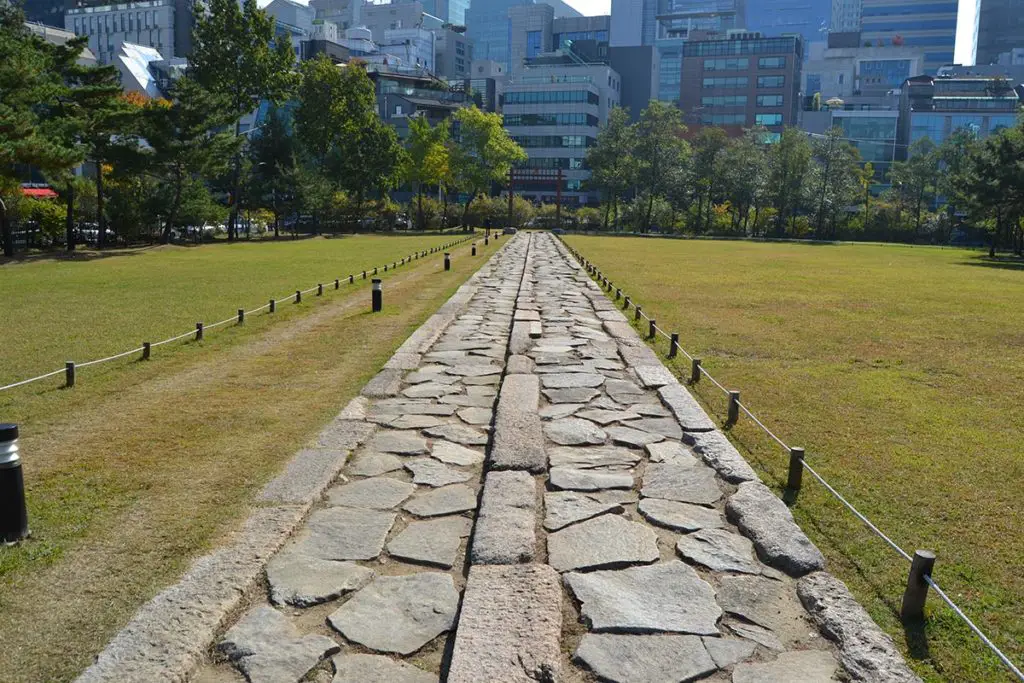 Пътят на поклонението в кралските гробници в Сеул