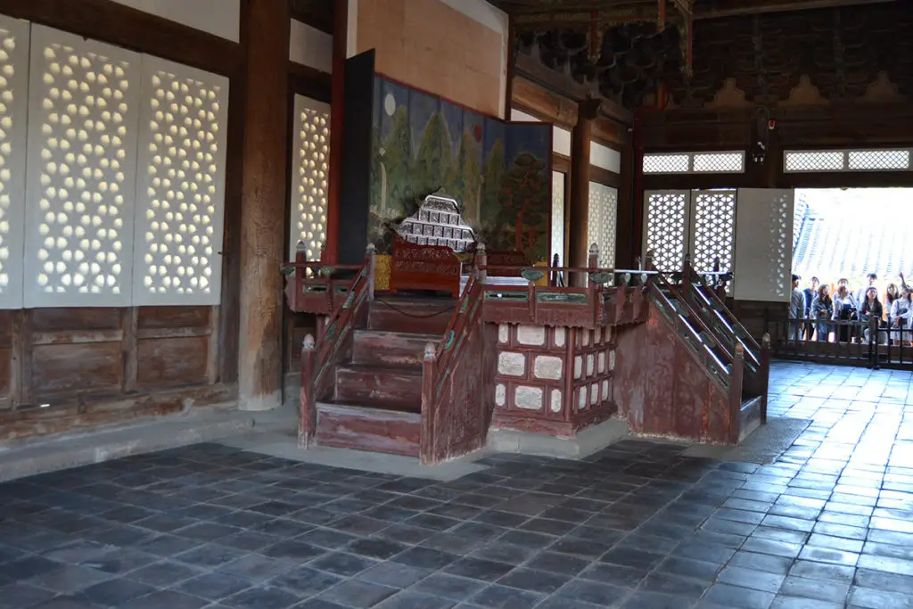 Тронната зала Мьонджонджон в двореца Ченгьонгун