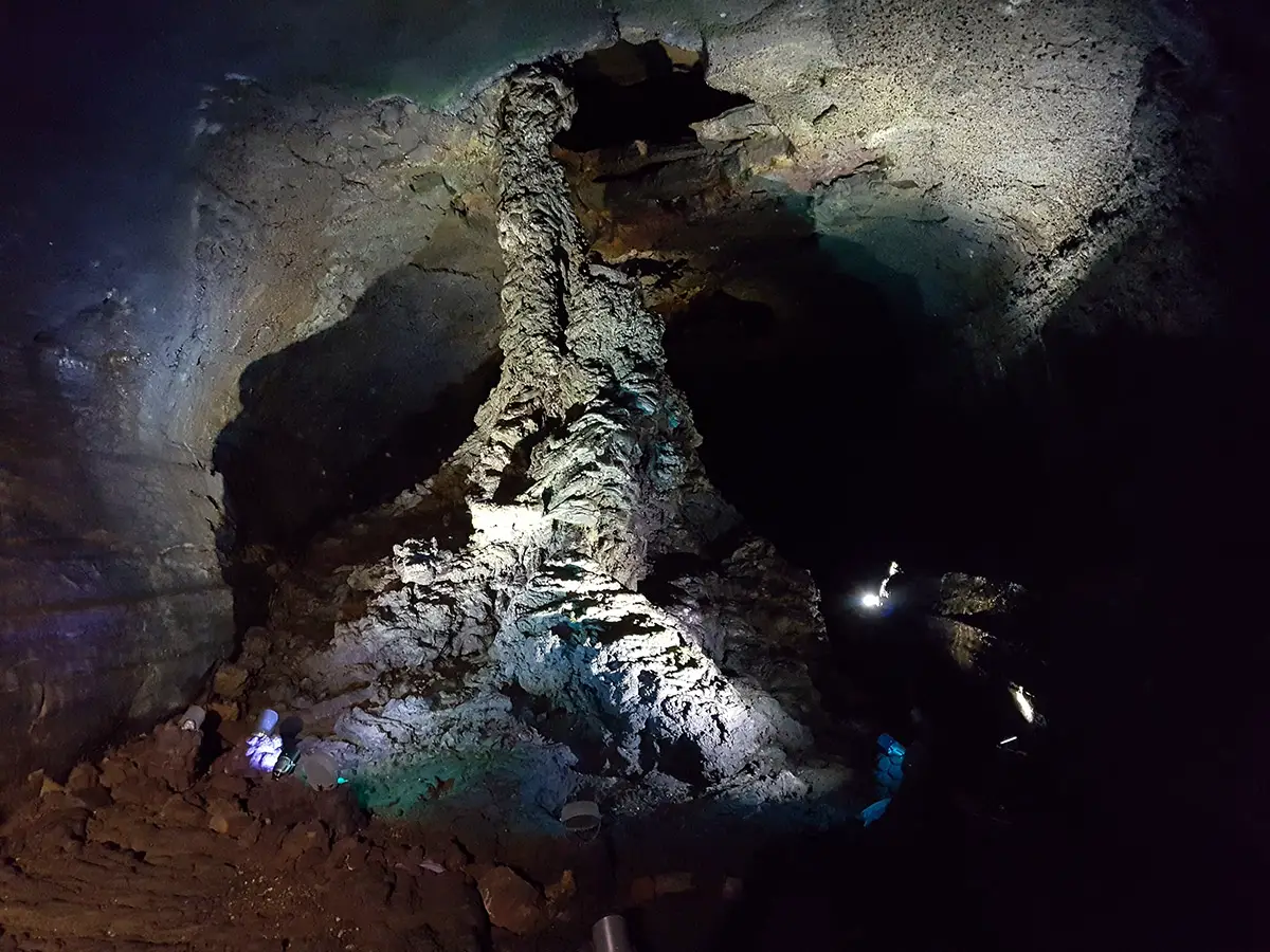 Лава-колоната в пещерата Манджангул