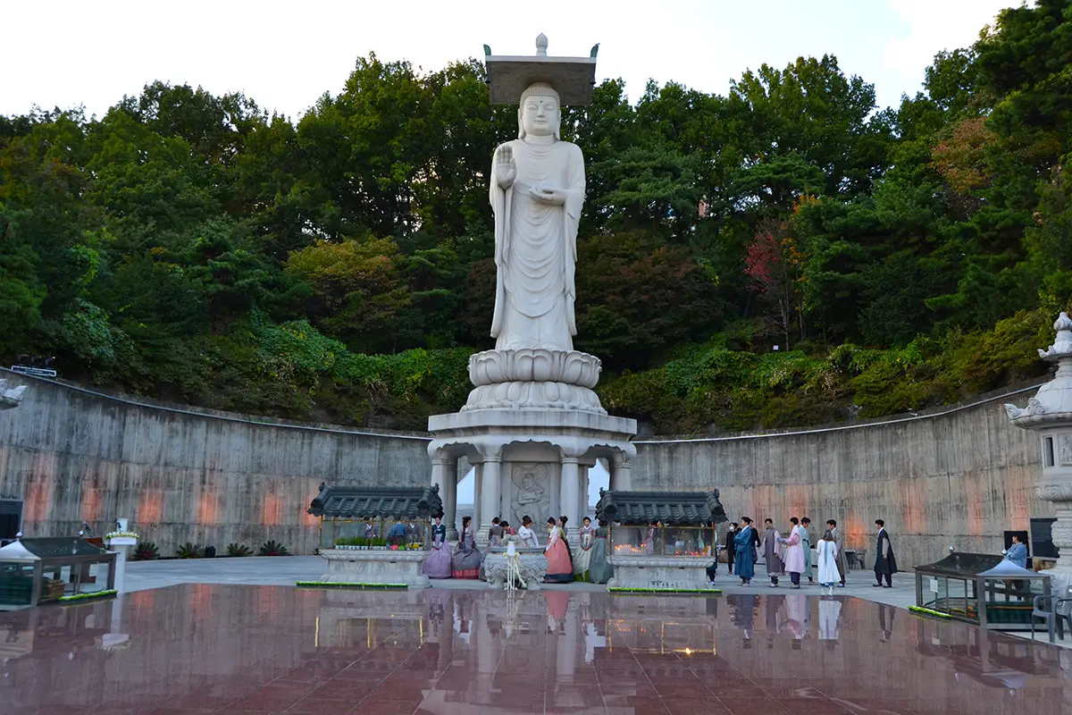 Великата статуя на Майтрея в храмът Бонгеунса