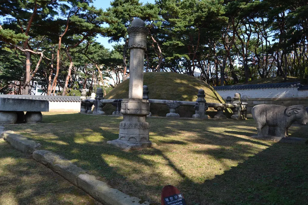 Кралските гробници в Сеул - гробницата на кралица Джеонхьон