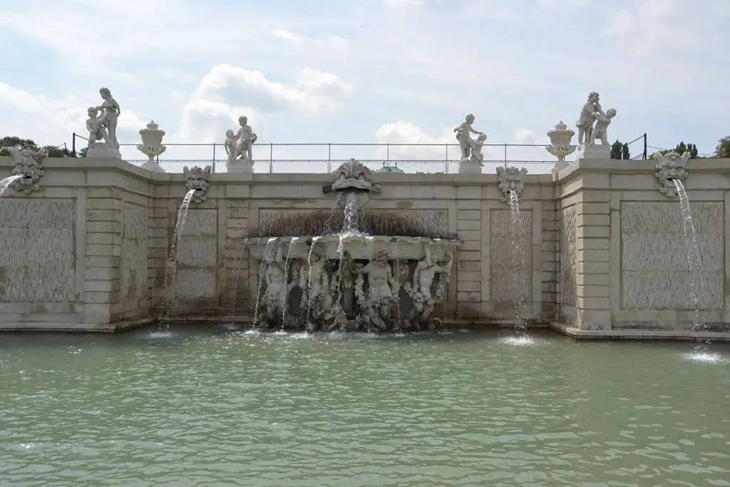 Красив фонтав в дворцовия комплекс Белведере във Виена
