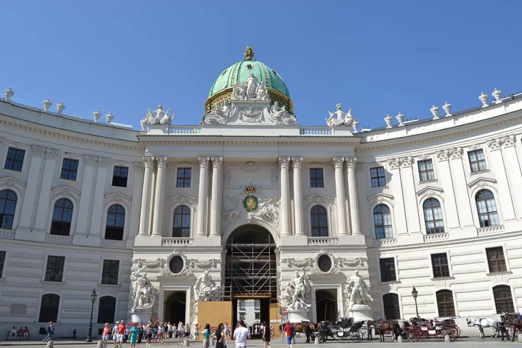 Дворецът Хофбург във Виена