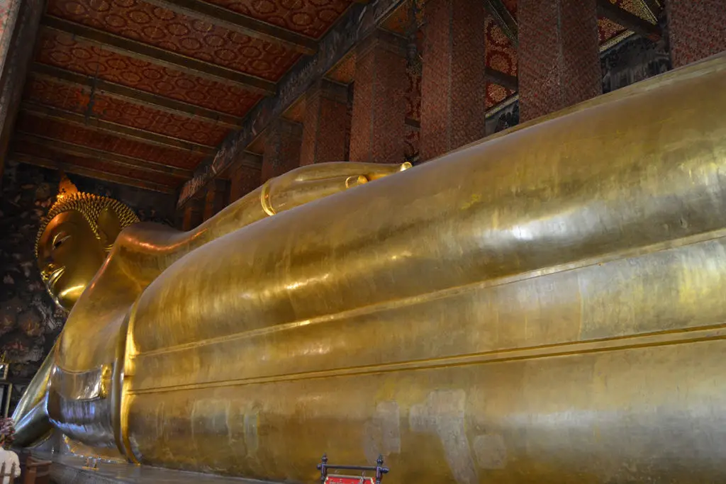Статуята на полегналия Буда