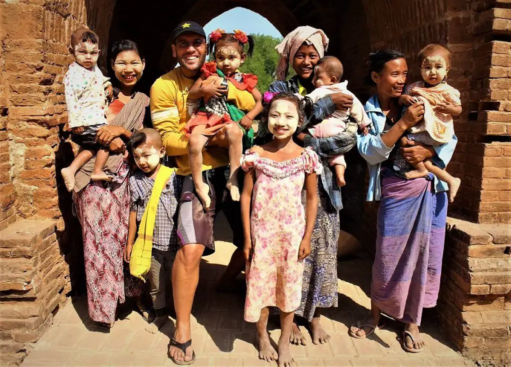 Росен-Андрей с жени и деца в Мианмар