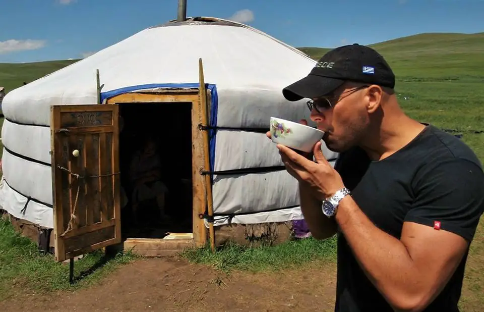 Росен-Андрей пиейки кумис в Монголия