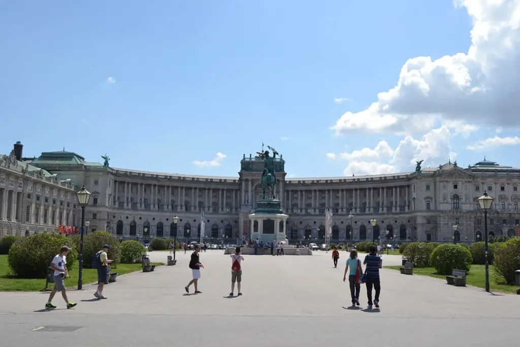 Статуята на Карл Австрийски във Виена