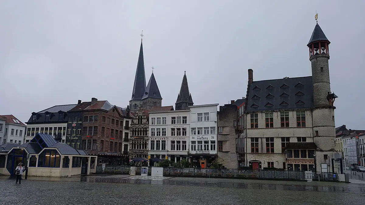 Площад Vrijdagmarkt в Гент